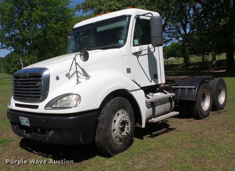 image for item J8519 2006 Freightliner Columbia semi truck