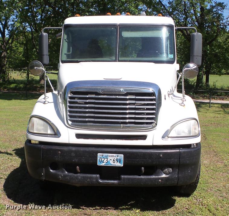 image for item J8519 2006 Freightliner Columbia semi truck