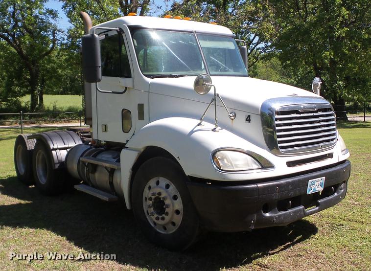 image for item J8519 2006 Freightliner Columbia semi truck