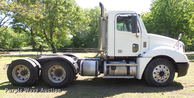 image for item J8519 2006 Freightliner Columbia semi truck