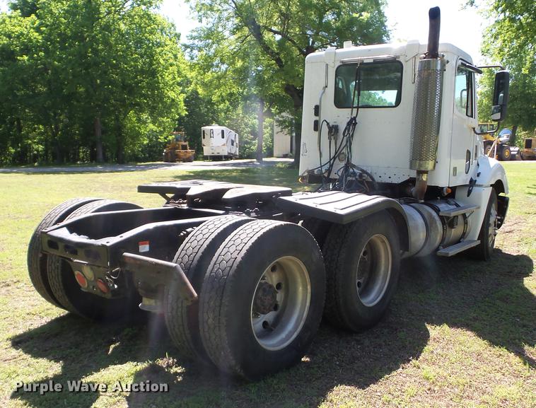 image for item J8519 2006 Freightliner Columbia semi truck