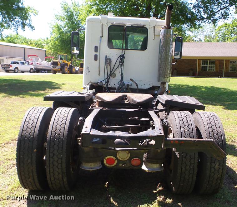 image for item J8519 2006 Freightliner Columbia semi truck