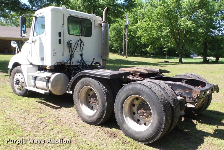 image for item J8519 2006 Freightliner Columbia semi truck