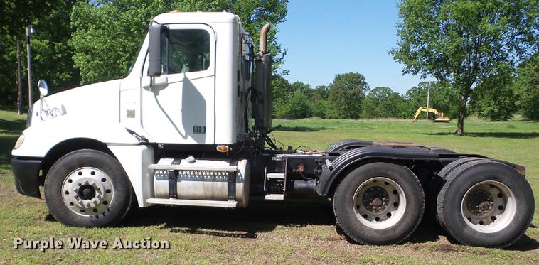 image for item J8519 2006 Freightliner Columbia semi truck