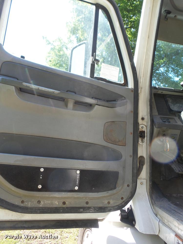 image for item J8519 2006 Freightliner Columbia semi truck