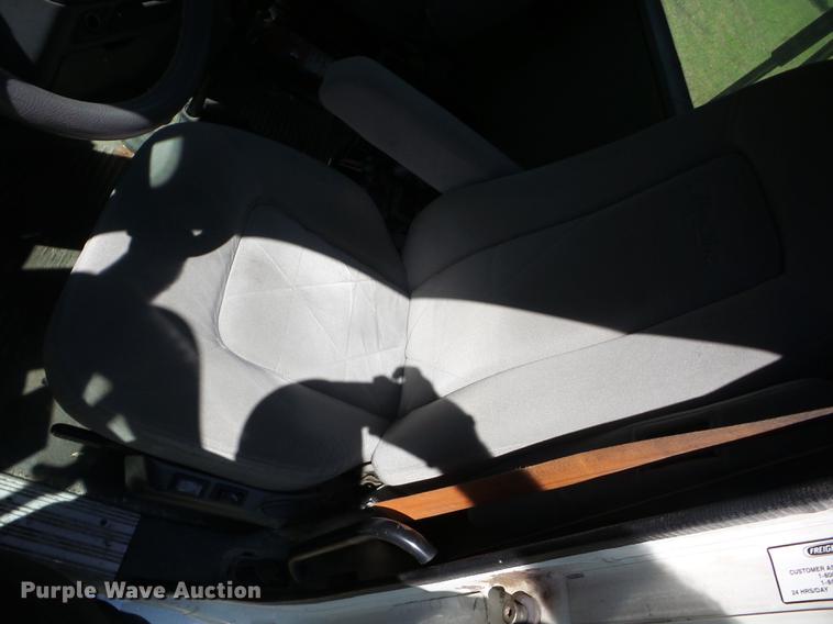 image for item J8519 2006 Freightliner Columbia semi truck