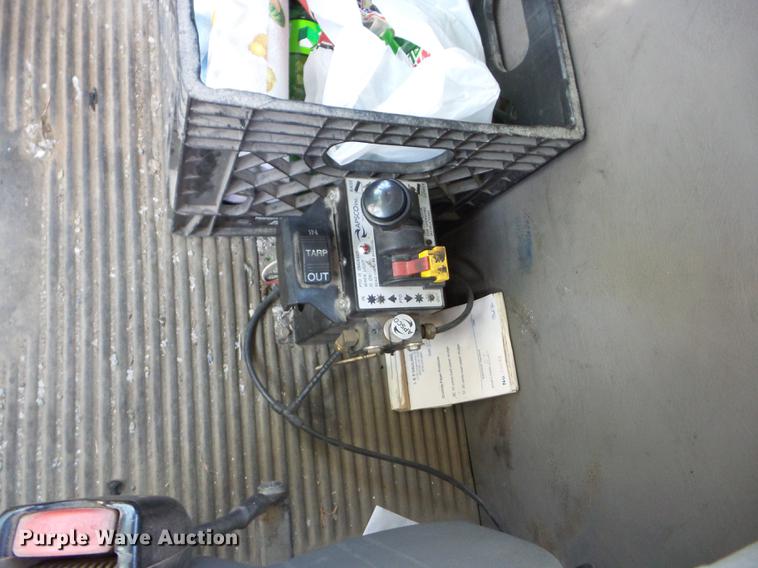 image for item J8519 2006 Freightliner Columbia semi truck