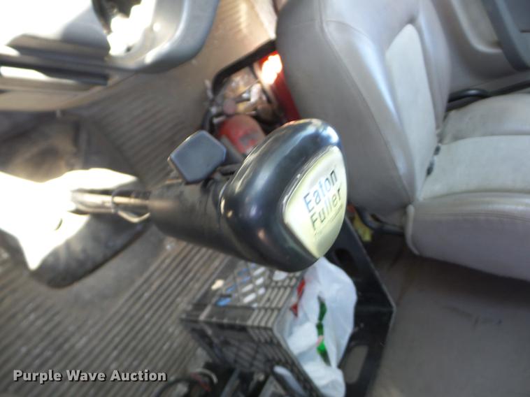 image for item J8519 2006 Freightliner Columbia semi truck