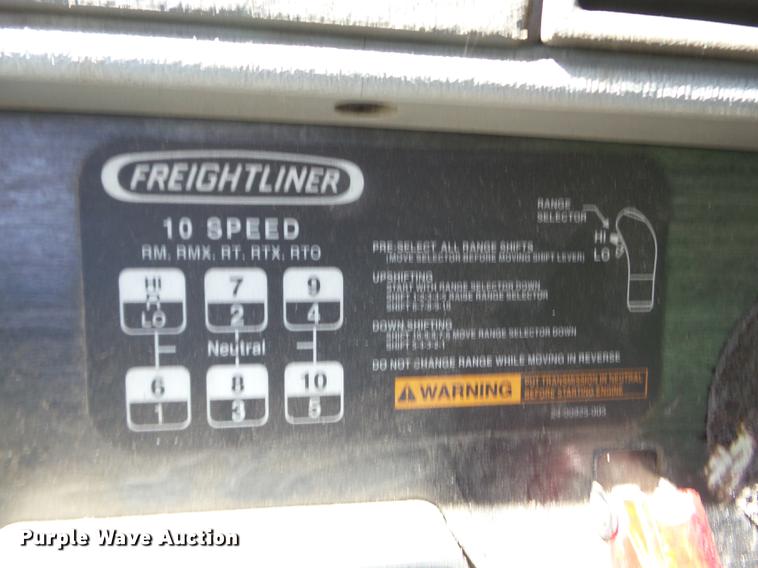 image for item J8519 2006 Freightliner Columbia semi truck