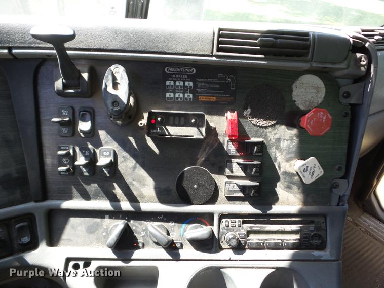 image for item J8519 2006 Freightliner Columbia semi truck