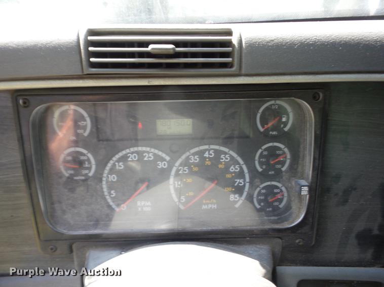 image for item J8519 2006 Freightliner Columbia semi truck