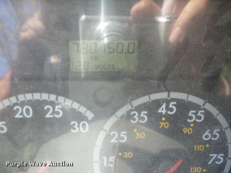 image for item J8519 2006 Freightliner Columbia semi truck