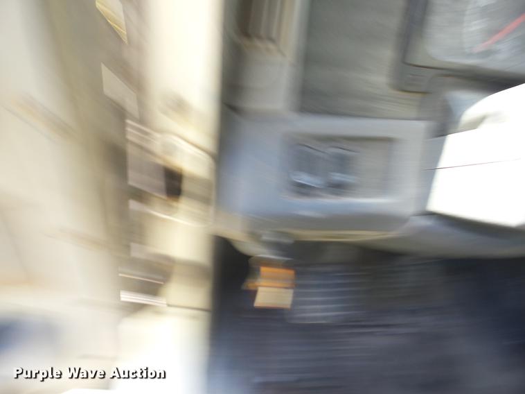 image for item J8519 2006 Freightliner Columbia semi truck