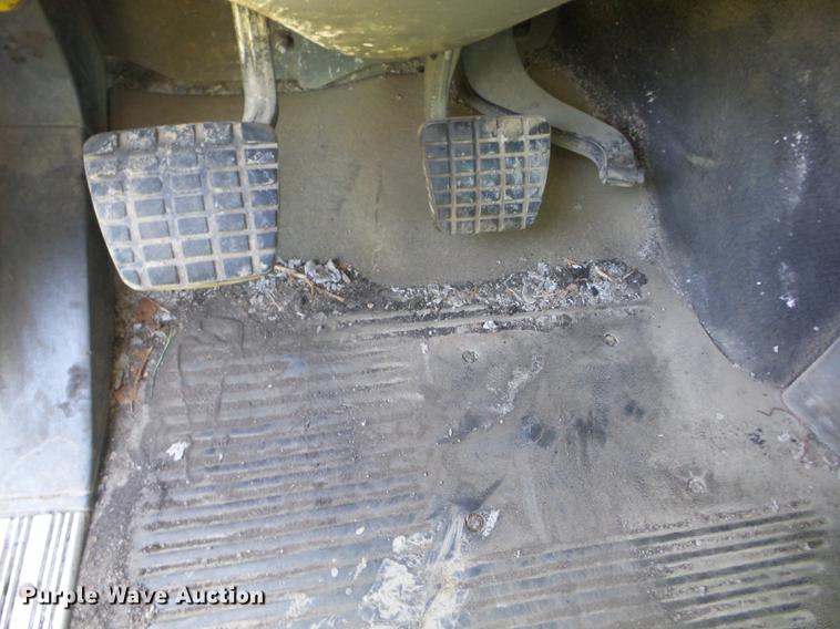 image for item J8519 2006 Freightliner Columbia semi truck