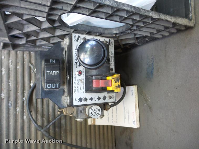 image for item J8519 2006 Freightliner Columbia semi truck