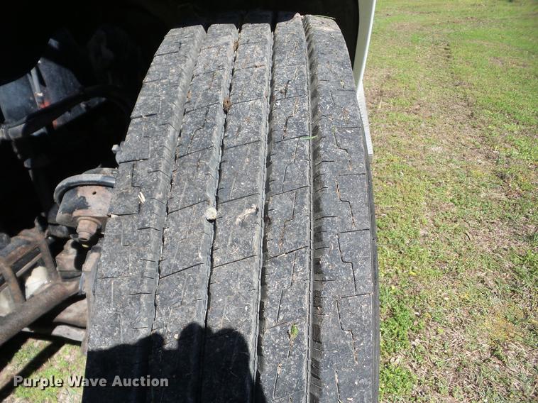 image for item J8519 2006 Freightliner Columbia semi truck