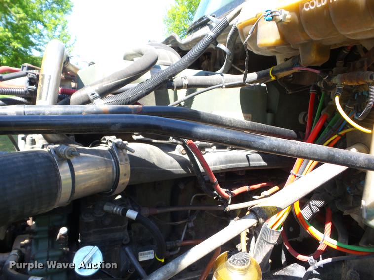 image for item J8519 2006 Freightliner Columbia semi truck