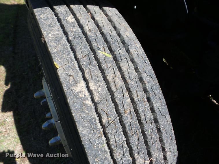 image for item J8519 2006 Freightliner Columbia semi truck