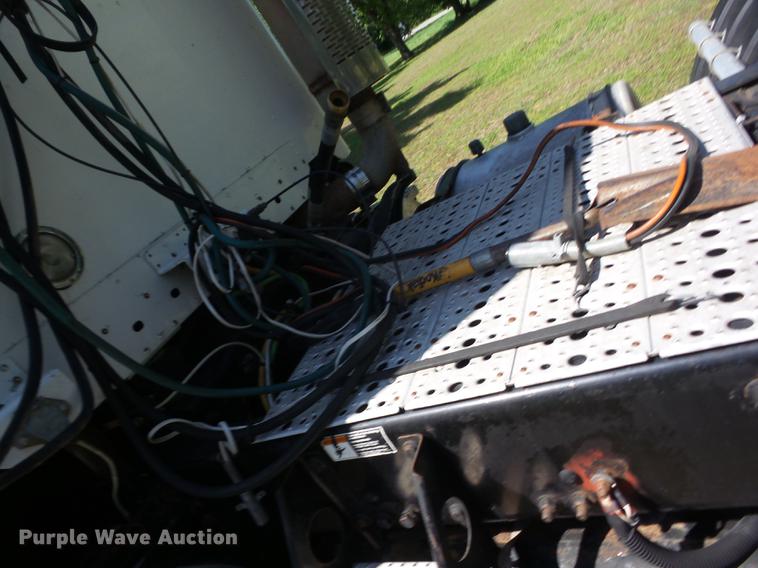 image for item J8519 2006 Freightliner Columbia semi truck