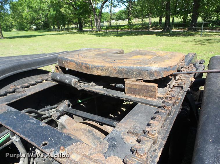 image for item J8519 2006 Freightliner Columbia semi truck