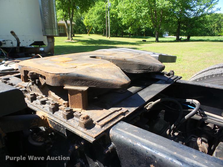 image for item J8519 2006 Freightliner Columbia semi truck