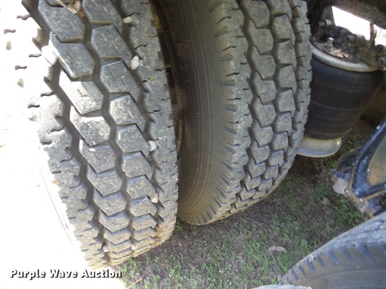 image for item J8519 2006 Freightliner Columbia semi truck