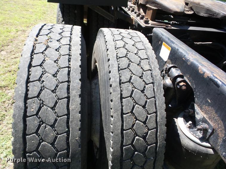 image for item J8519 2006 Freightliner Columbia semi truck