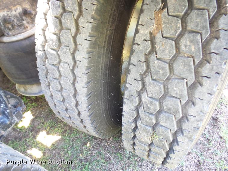 image for item J8519 2006 Freightliner Columbia semi truck