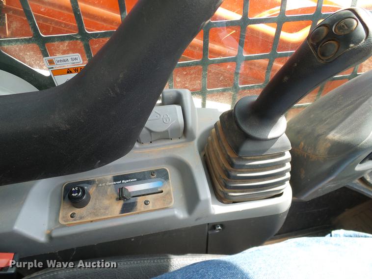 image for item DD1268 2016 Kubota SVL95-2 skid steer