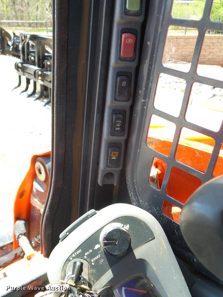 image for item DD1269 2016 Kubota SSV65 skid steer