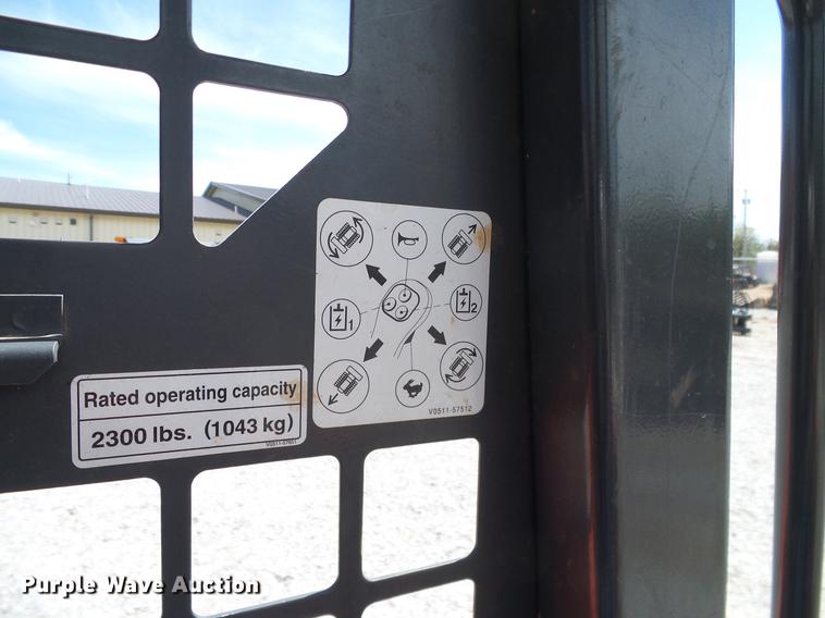 image for item DD1273 2015 Kubota SVL75-2 skid steer