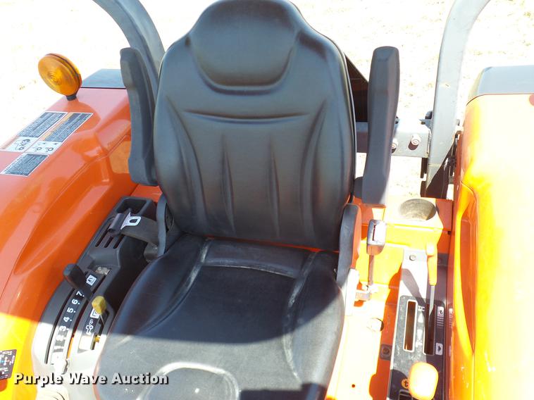 image for item DD1286 2007 Kubota L3240D MFWD tractor