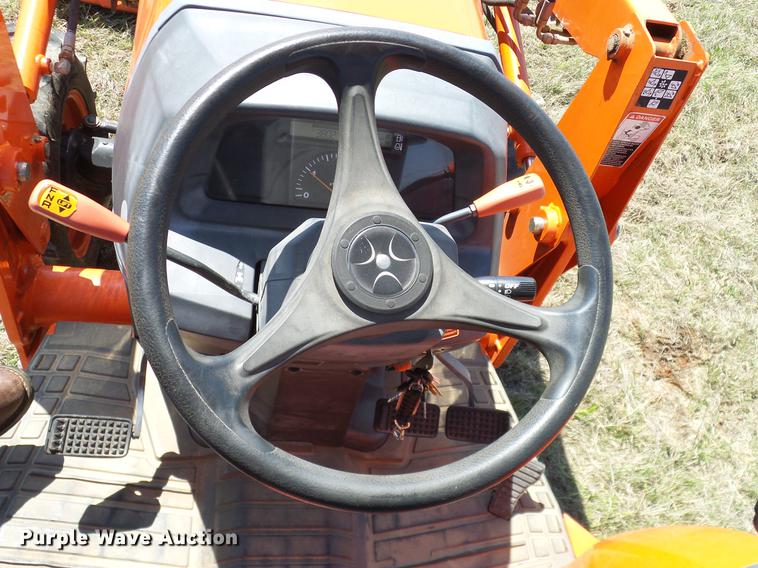 image for item DD1286 2007 Kubota L3240D MFWD tractor
