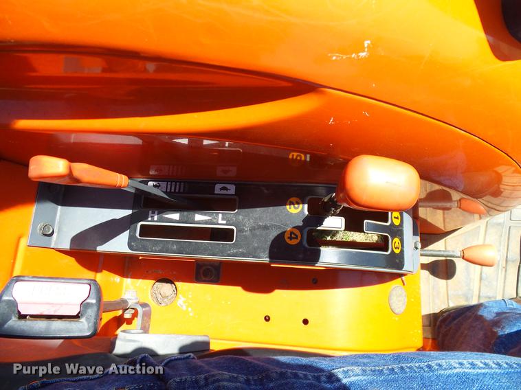 image for item DD1286 2007 Kubota L3240D MFWD tractor