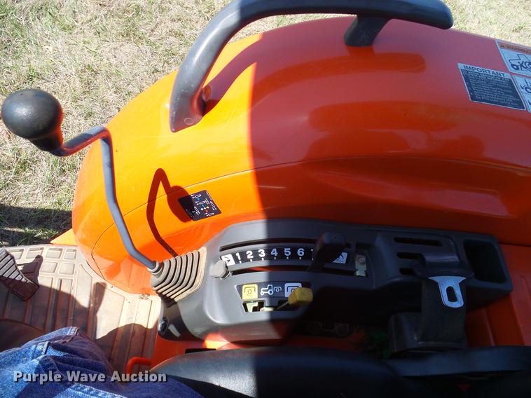 image for item DD1286 2007 Kubota L3240D MFWD tractor