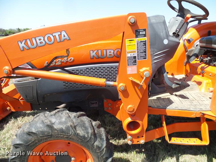 image for item DD1286 2007 Kubota L3240D MFWD tractor