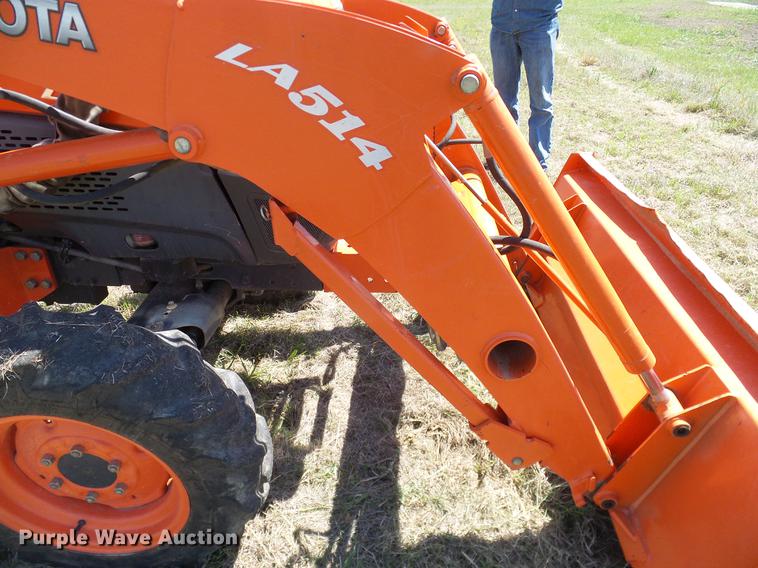 image for item DD1286 2007 Kubota L3240D MFWD tractor