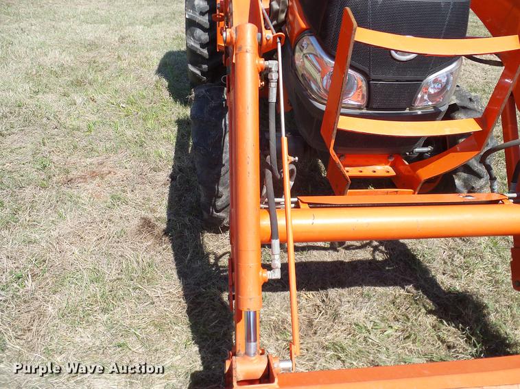 image for item DD1286 2007 Kubota L3240D MFWD tractor