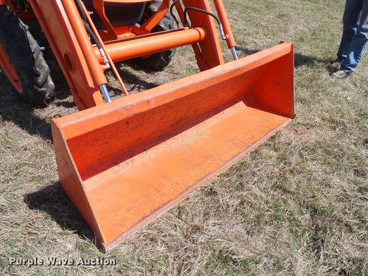 image for item DD1286 2007 Kubota L3240D MFWD tractor