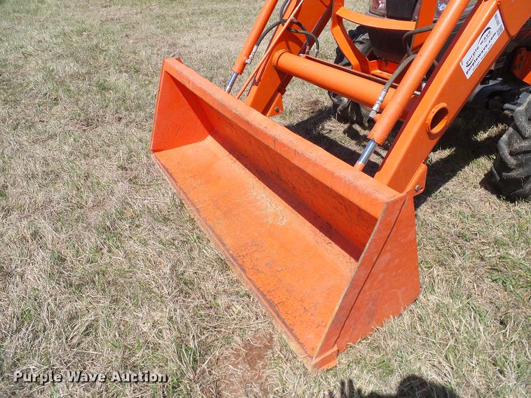 image for item DD1286 2007 Kubota L3240D MFWD tractor