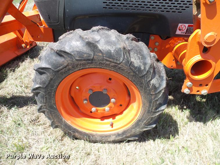 image for item DD1286 2007 Kubota L3240D MFWD tractor