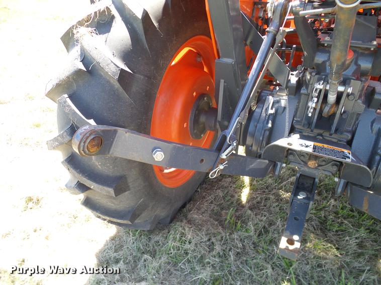 image for item DD1287 2013 Kubota L3200D MFWD tractor