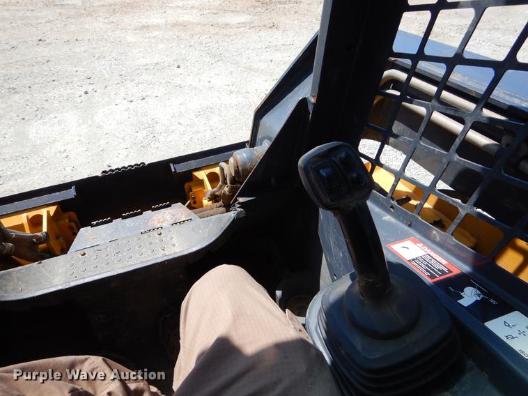 image for item EI9018 2010 John Deere 326D skid steer