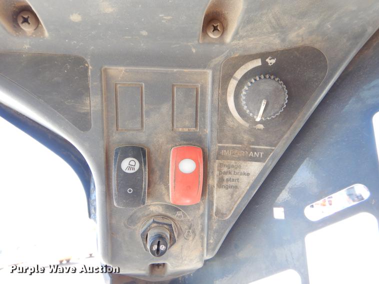 image for item EI9018 2010 John Deere 326D skid steer