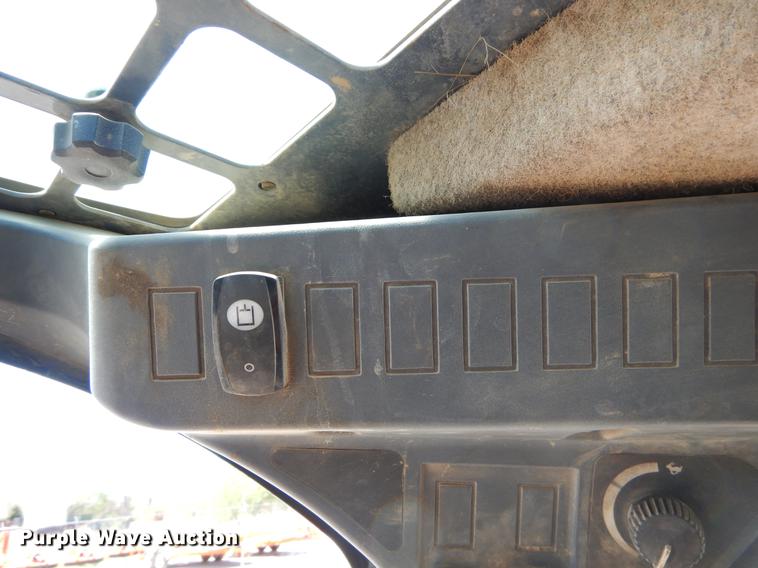 image for item EI9018 2010 John Deere 326D skid steer