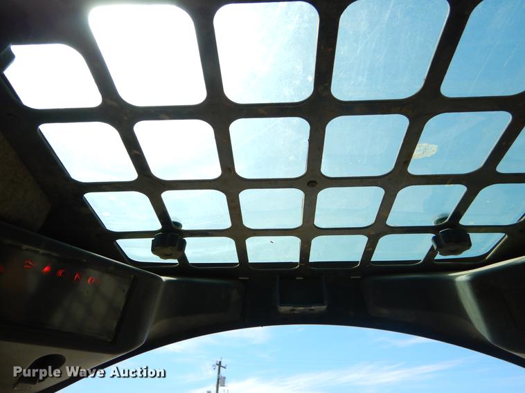 image for item EI9018 2010 John Deere 326D skid steer