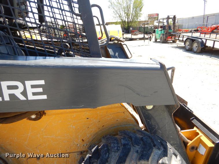 image for item EI9018 2010 John Deere 326D skid steer