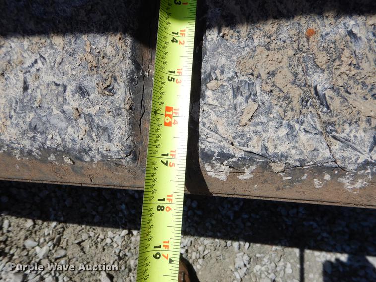 image for item EI9023 2013 Kubota SVL90-2 skid steer