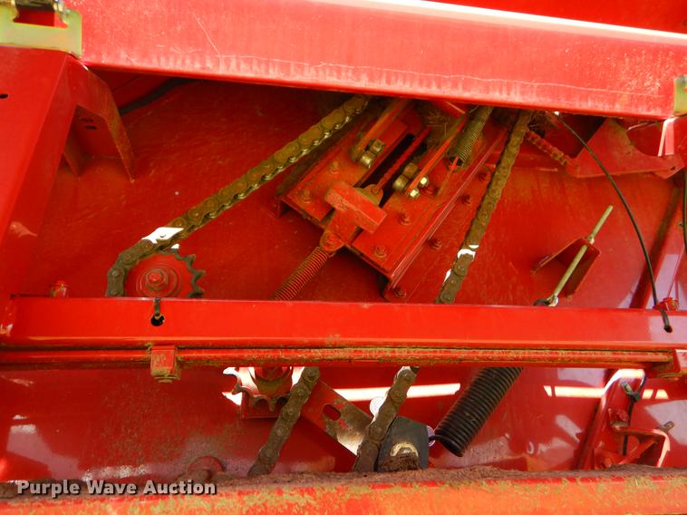 image for item EI9042 2011 New Holland BR7090 round baler