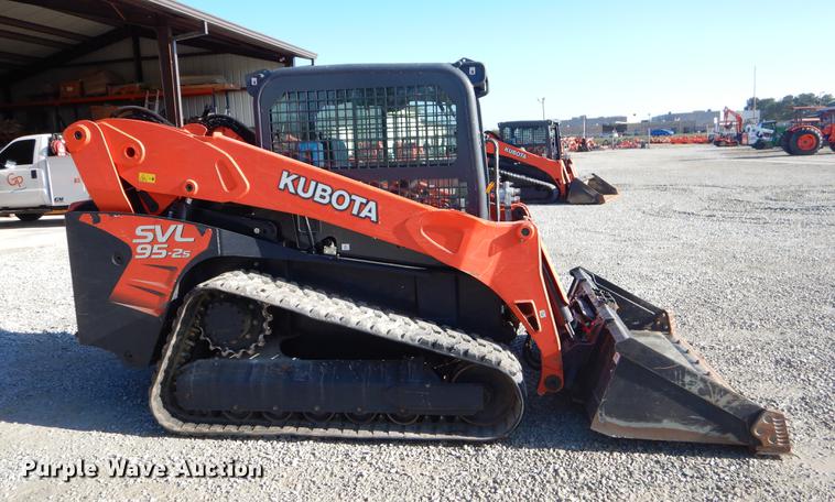 image for item EI9075 2017 Kubota SVL95-2S skid steer